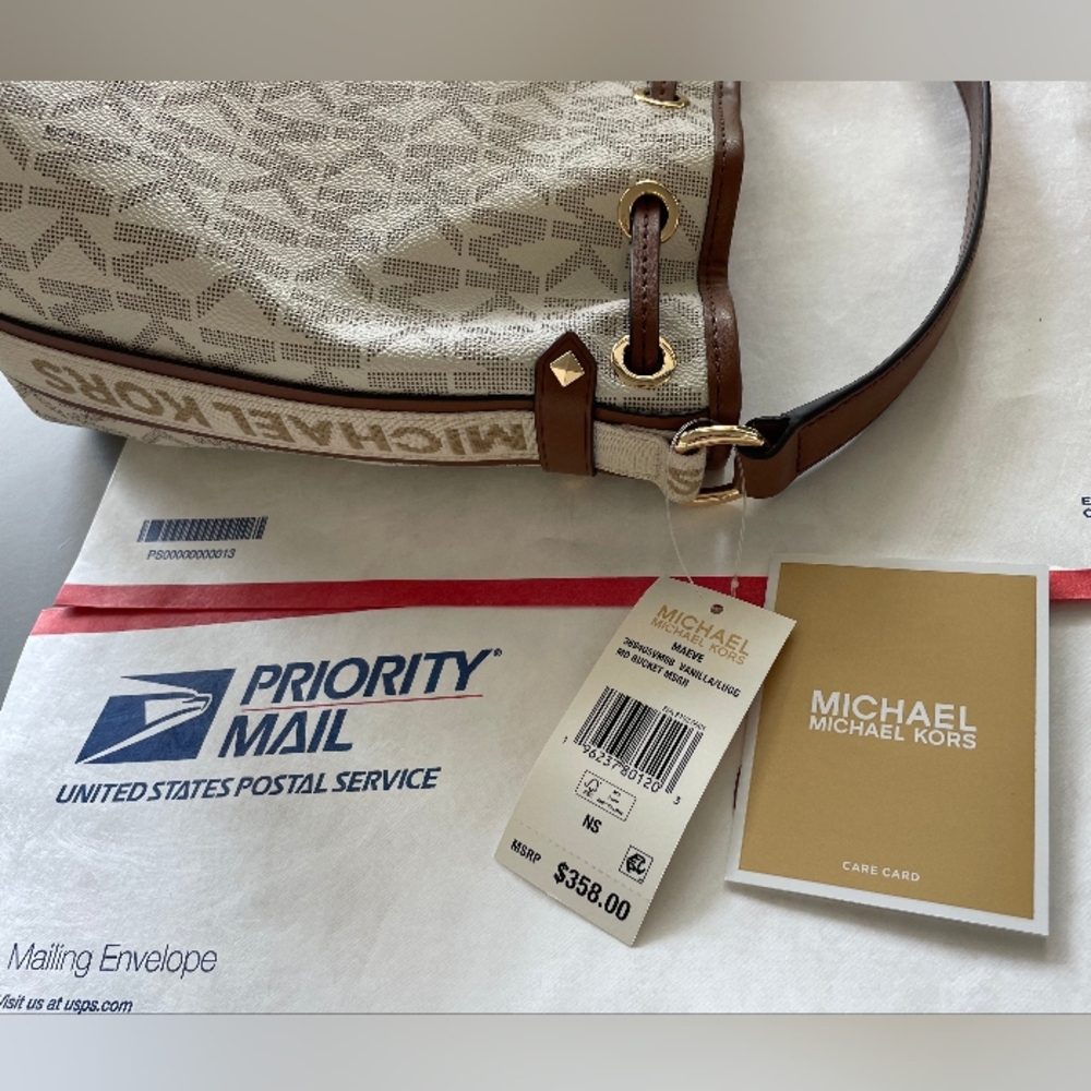 $358 New Michael Kors MAEVE LG BCKT MSGR Handbag MK Vanilla Purse Bag ( NWT ) - Picture 2 of 9